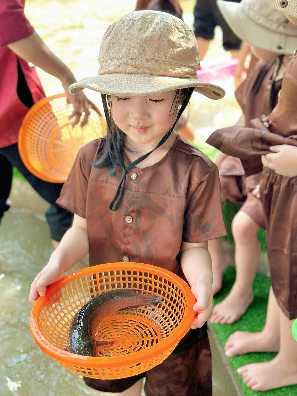 Loạt ảnh siêu đáng yêu của ái nữ Bào Ngư nhà Quách Ngọc Tuyên Ảnh 7