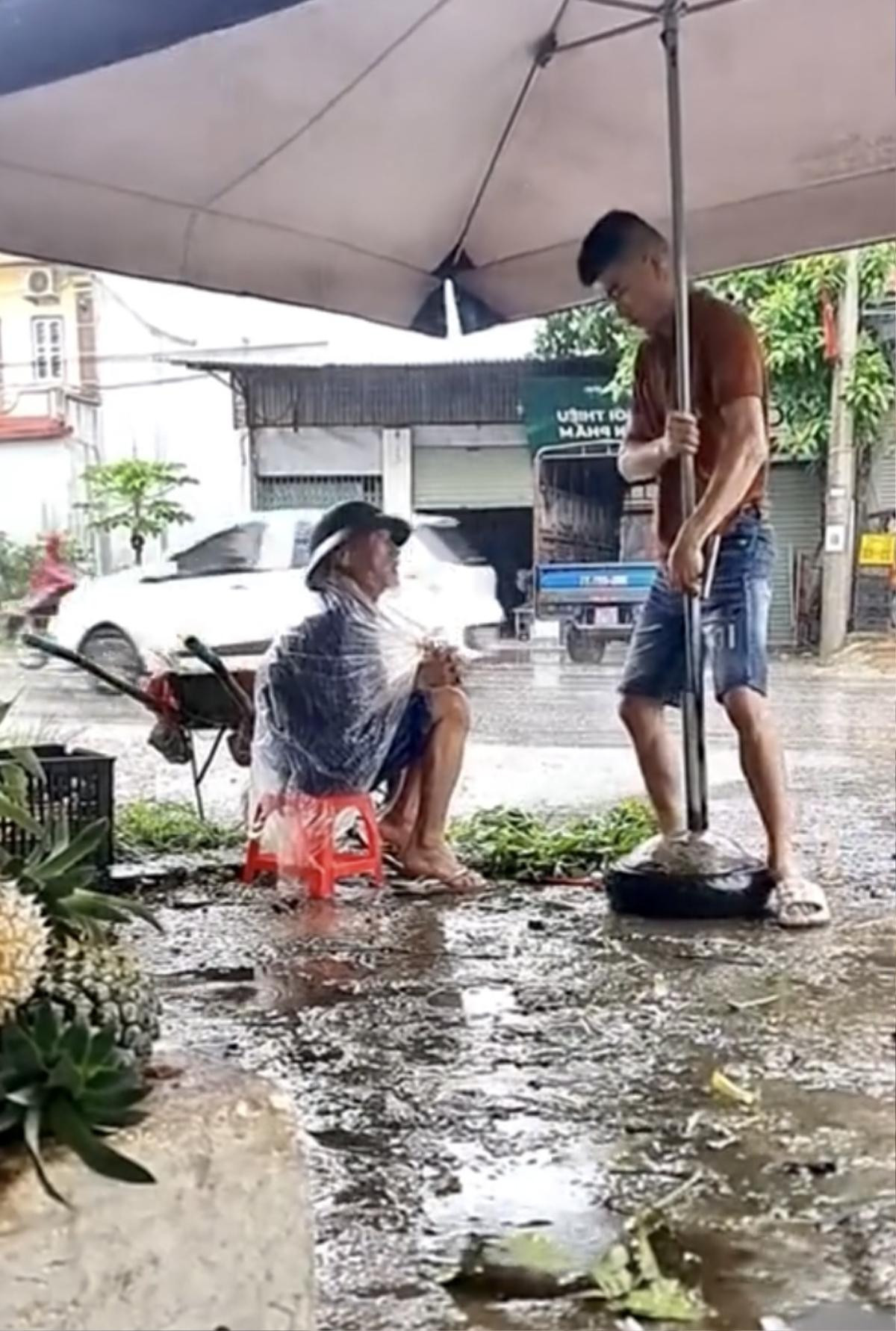 Thấy cụ ông đội mưa bán rau, chàng trai liền hành động bất ngờ Ảnh 2