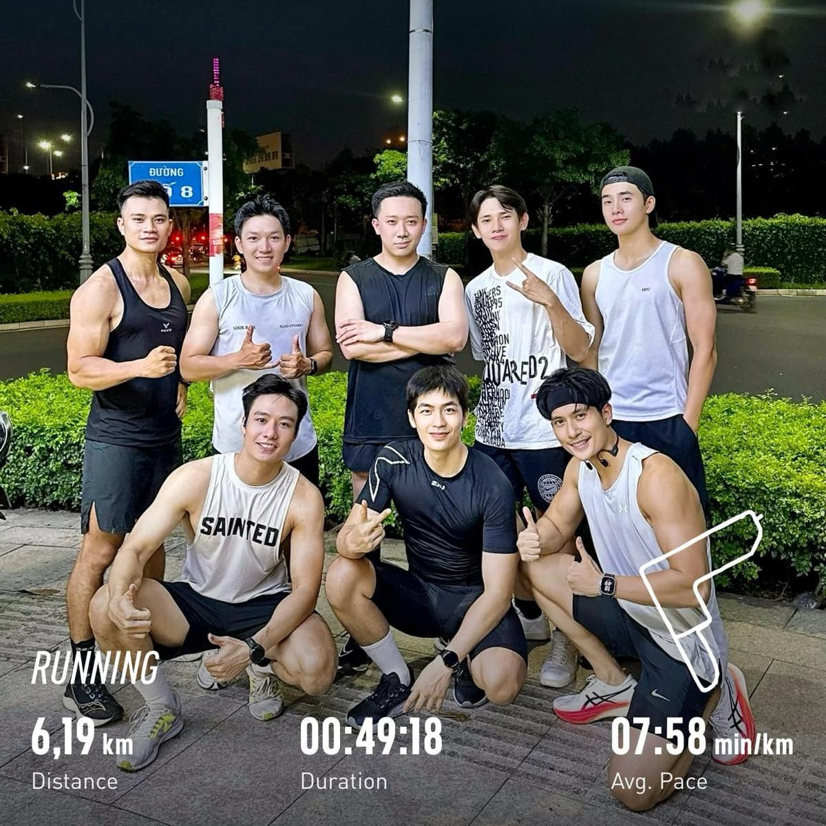 Có thể là hình ảnh về ‎8 người và ‎văn bản cho biết '‎ه 8 8 JARED2 ইम्र SAINTED RUNNING 6,19 km Distance 00:49:18 Duration 07:58 min/km Avg. Avg.Pace Pace‎'‎‎