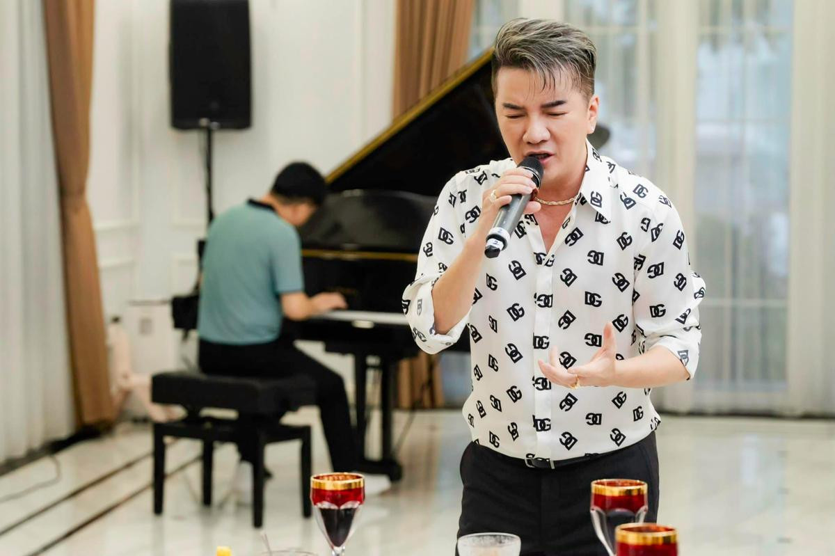 Có thể là hình ảnh về 2 người, kèn trumpet, piano và văn bản