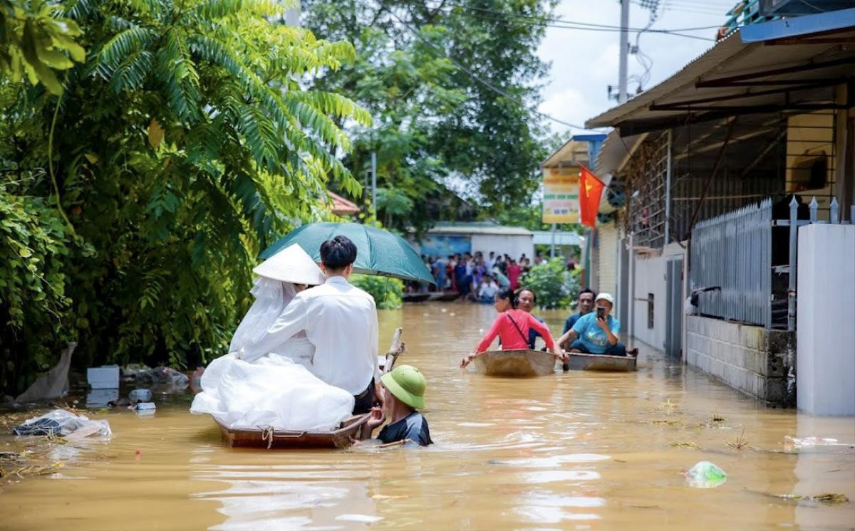 Màn đón dâu bằng phao tự chế của đám cưới giữa vùng 'rốn lũ' Chương Mỹ gây sốt Ảnh 3