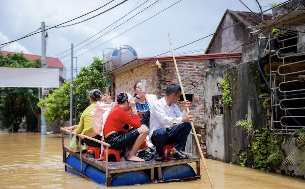 Màn đón dâu bằng phao tự chế của đám cưới giữa vùng 'rốn lũ' Chương Mỹ gây sốt Ảnh 4