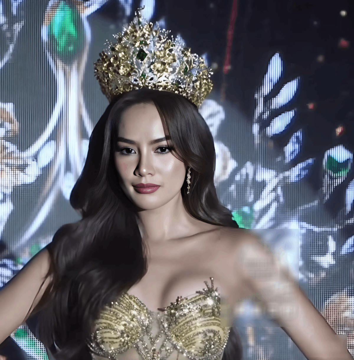 Vương miện đính 1.276 viên kim cương của Tân Miss Grand Vietnam Ảnh 2