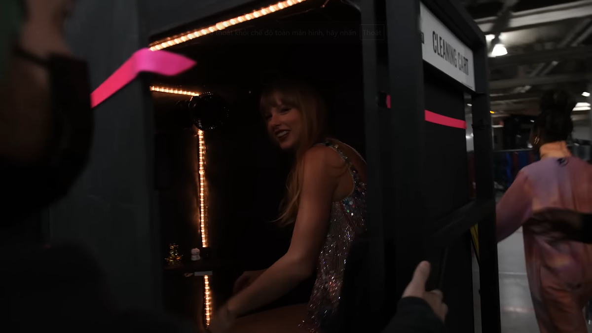 Taylor Swift di chuyển lên sân khấu The Eras Tour bằng cách nào? Ảnh 1