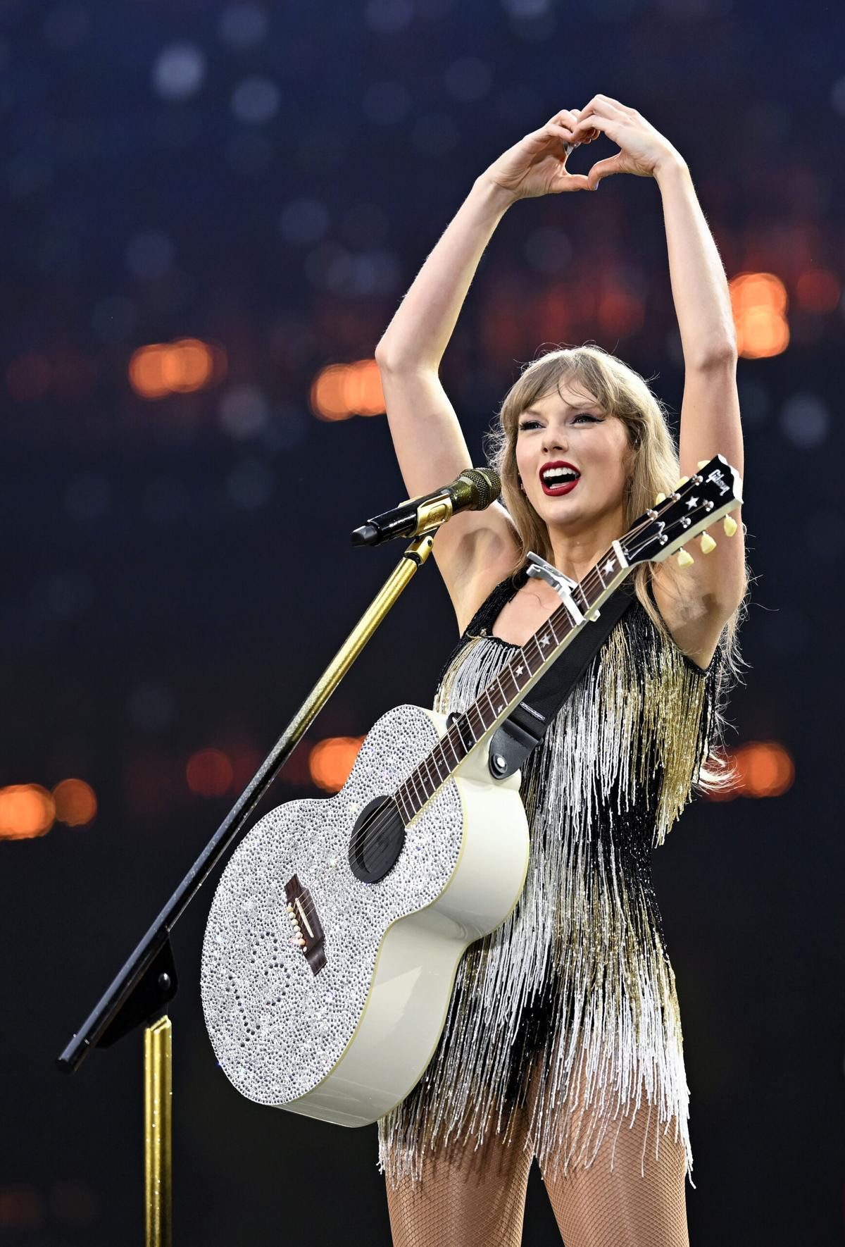 Taylor Swift di chuyển lên sân khấu The Eras Tour bằng cách nào? Ảnh 3