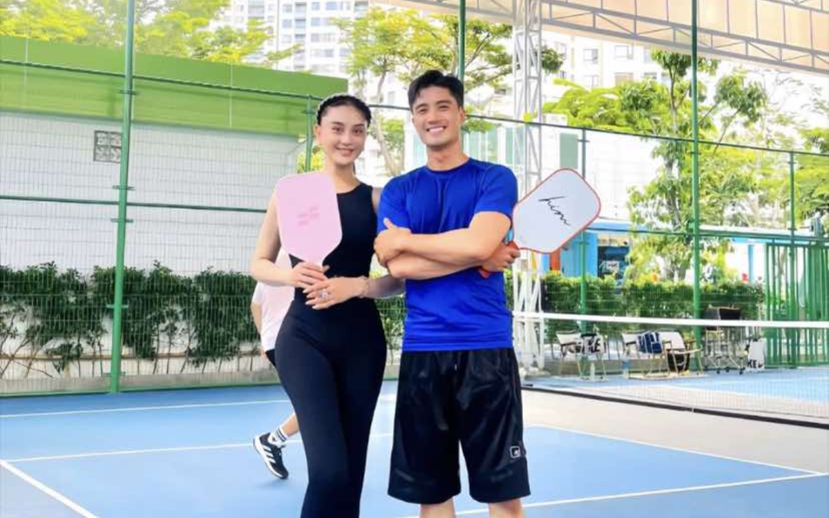 Lâm Khánh Chi để mặt mộc chơi pickleball, đứng sát rạt với bạn trai 'tin đồn' Ảnh 1