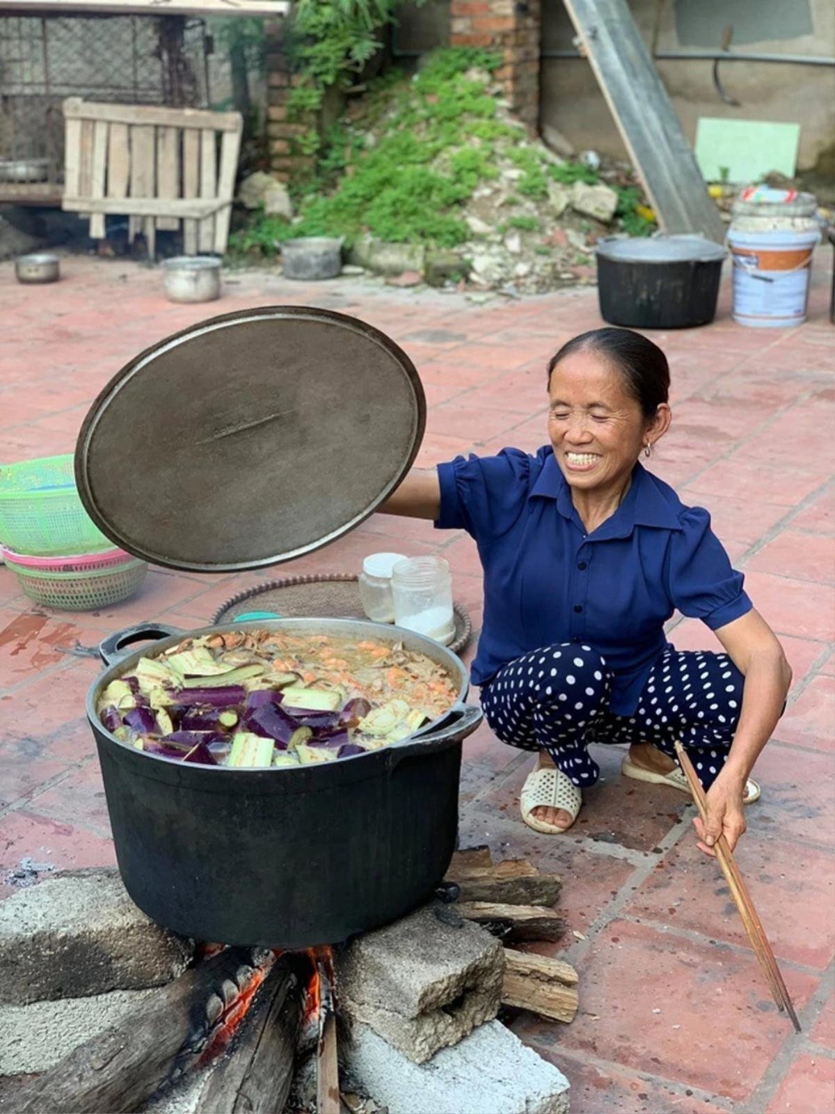 Bà Tân Vlog đón tin vui, đãi các cháu con cá nặng 100kg Ảnh 1