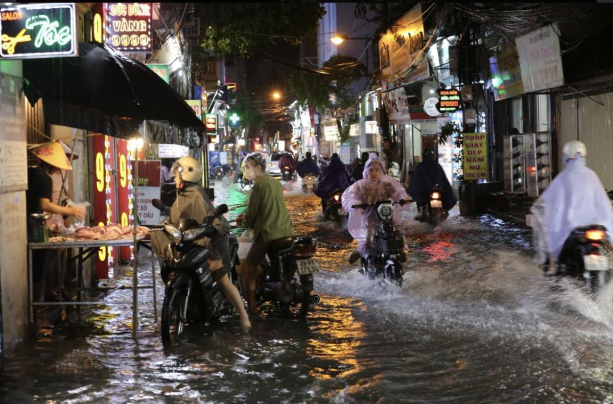 Sau cơn mưa lớn cuối tuần, đường phố Hà Nội biến thành sông, phố phường chìm trong biển nước Ảnh 2