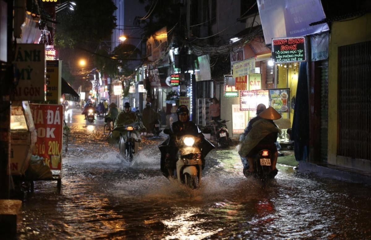 Sau cơn mưa lớn cuối tuần, đường phố Hà Nội biến thành sông, phố phường chìm trong biển nước Ảnh 7