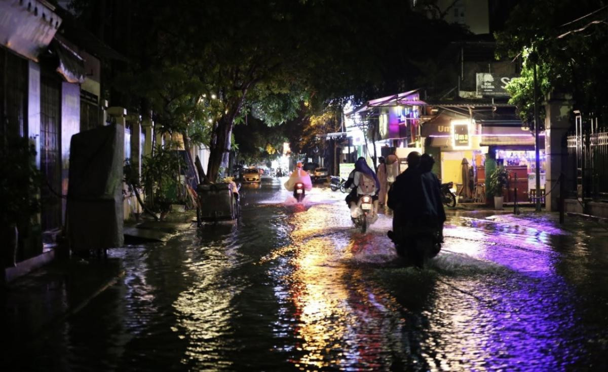 Sau cơn mưa lớn cuối tuần, đường phố Hà Nội biến thành sông, phố phường chìm trong biển nước Ảnh 3