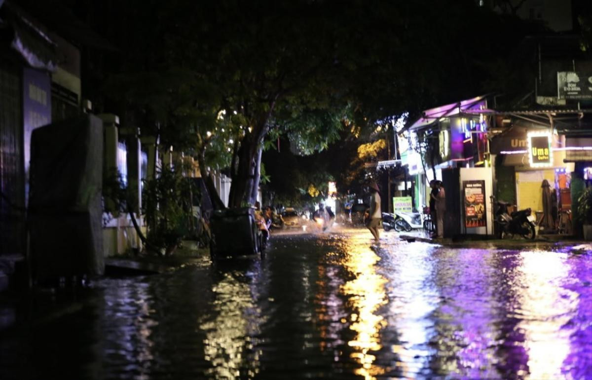 Sau cơn mưa lớn cuối tuần, đường phố Hà Nội biến thành sông, phố phường chìm trong biển nước Ảnh 5