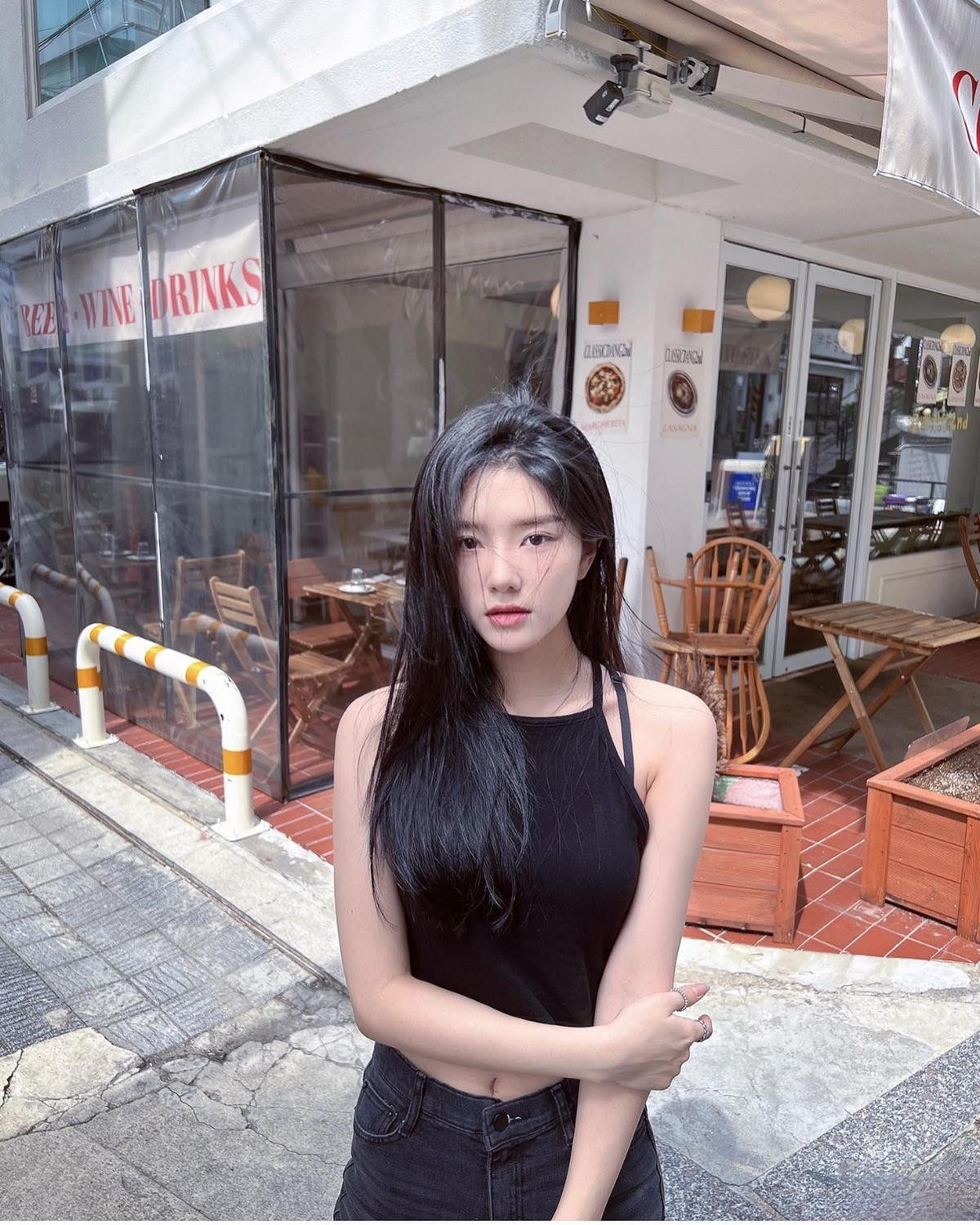 Nữ idol tại Đảo Thiên Đường: Thời trang đời thường chuẩn 'girl crush' Ảnh 2