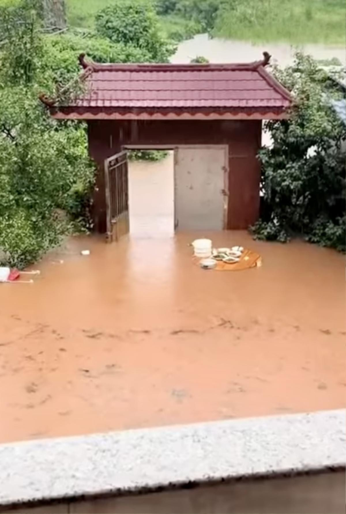 Đang ăn cơm, cả nhà tức tốc chạy lên tránh lũ và cái kết bàn ăn thả trôi giữa dòng nước Ảnh 2