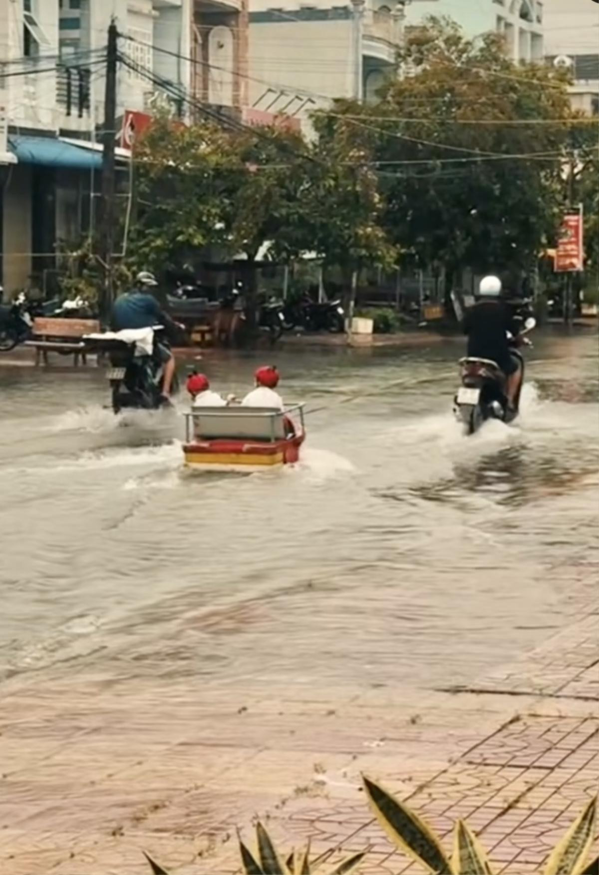 Cứ trời mưa lớn, hai anh em lại được bố cho đi du thuyền và cái kết bất ngờ Ảnh 2