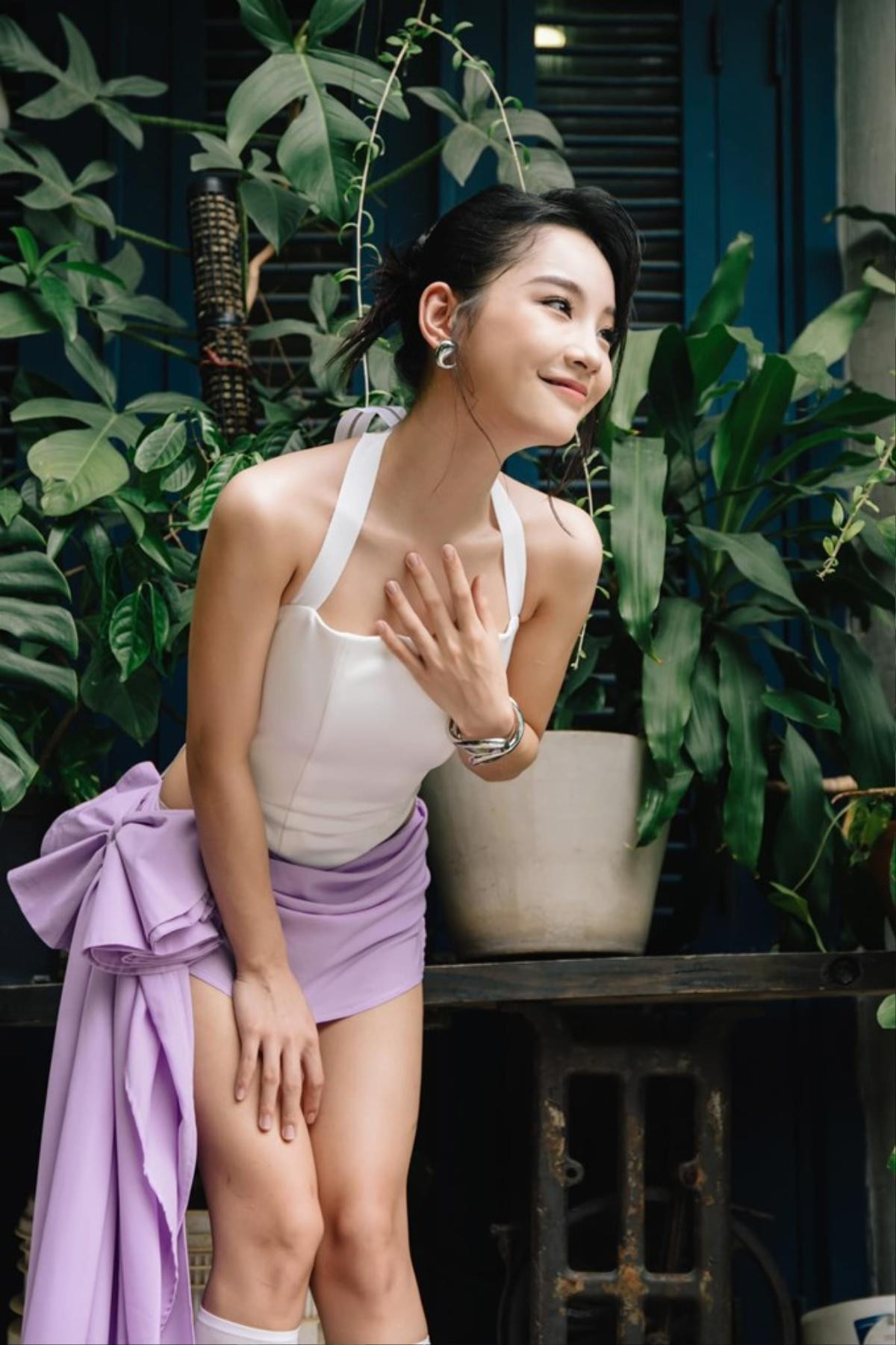 Thu Hà Ceri 'Đi Giữa Trời Rực Rỡ' mặc sexy lộ xương hông Ảnh 6