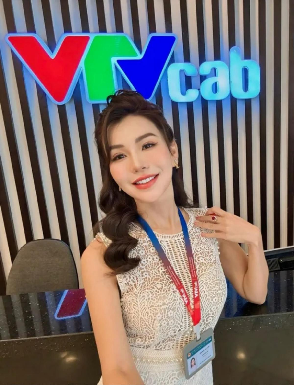 Nữ MC VTVcab khoe thời trang sân golf ấn tượng dù trời mưa lớn Ảnh 1