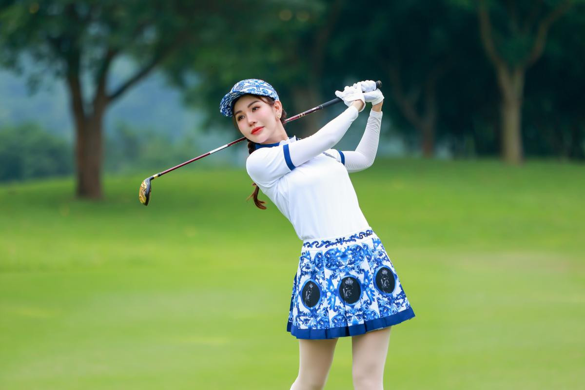 Nữ MC VTVcab khoe thời trang sân golf ấn tượng dù trời mưa lớn Ảnh 6