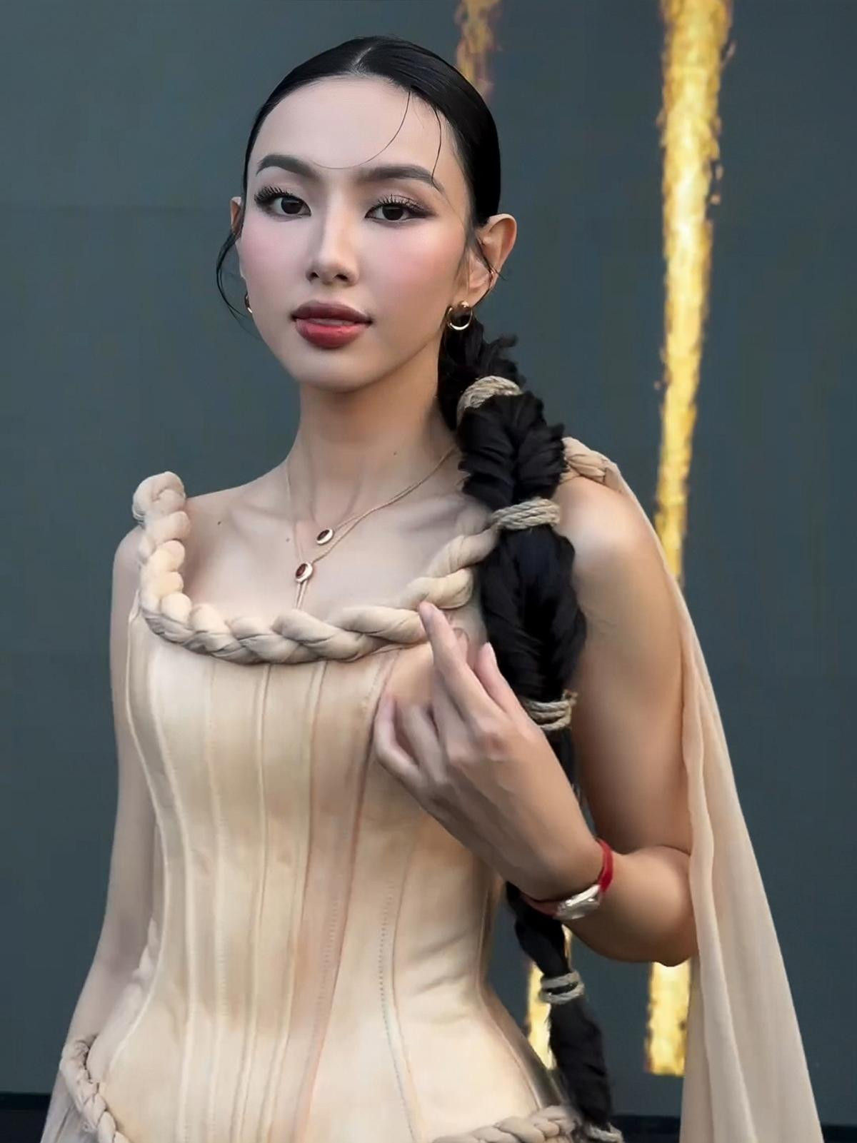 Hoa hậu Thùy Tiên đeo phụ kiện hơn 1,5 tỉ đến chung kết Miss Grand Vietnam Ảnh 4