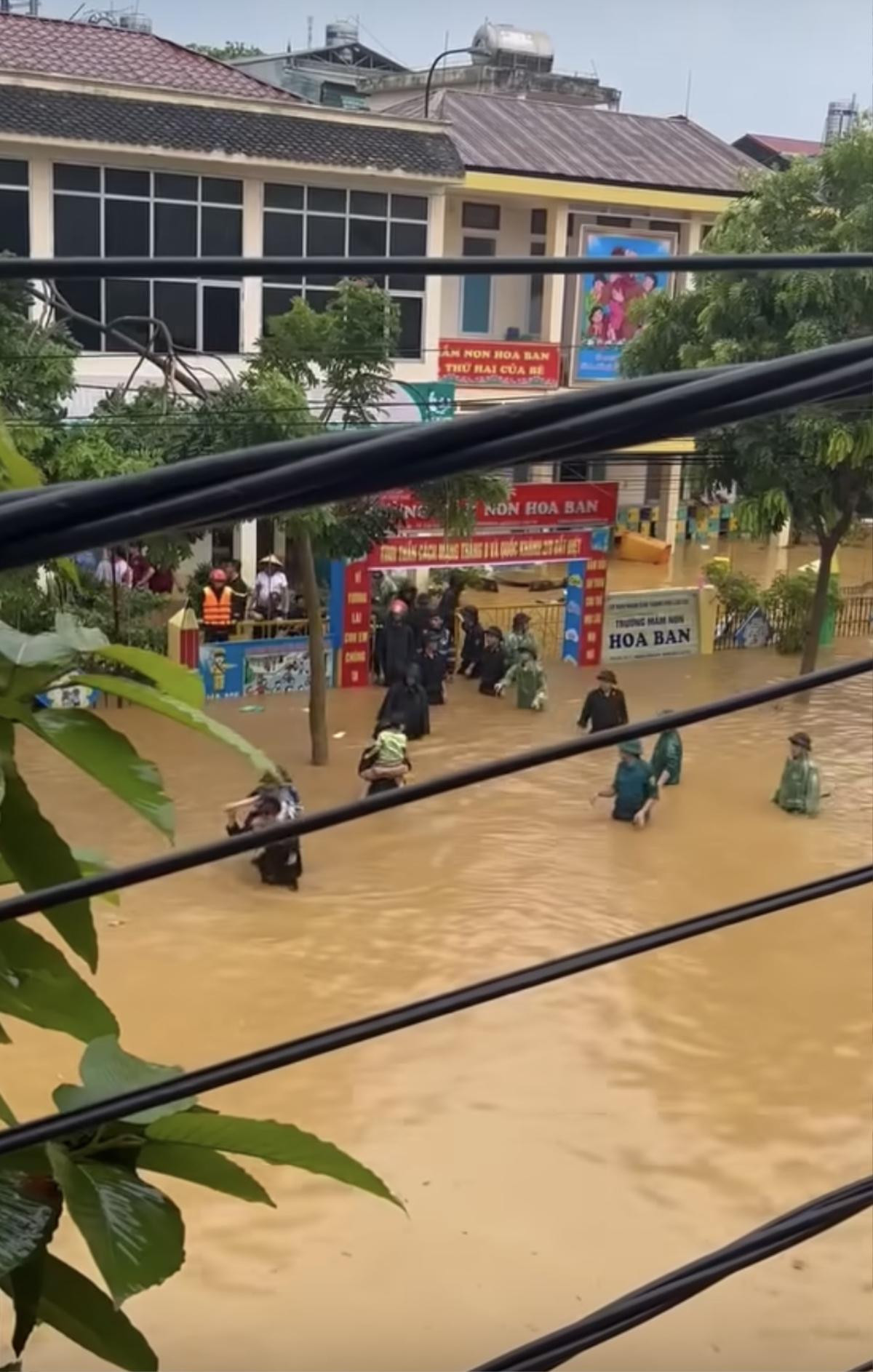 Lũ dâng lên nhanh, đội cứu hộ lội nước giải cứu nhiều trẻ mầm non mắc kẹt Ảnh 2