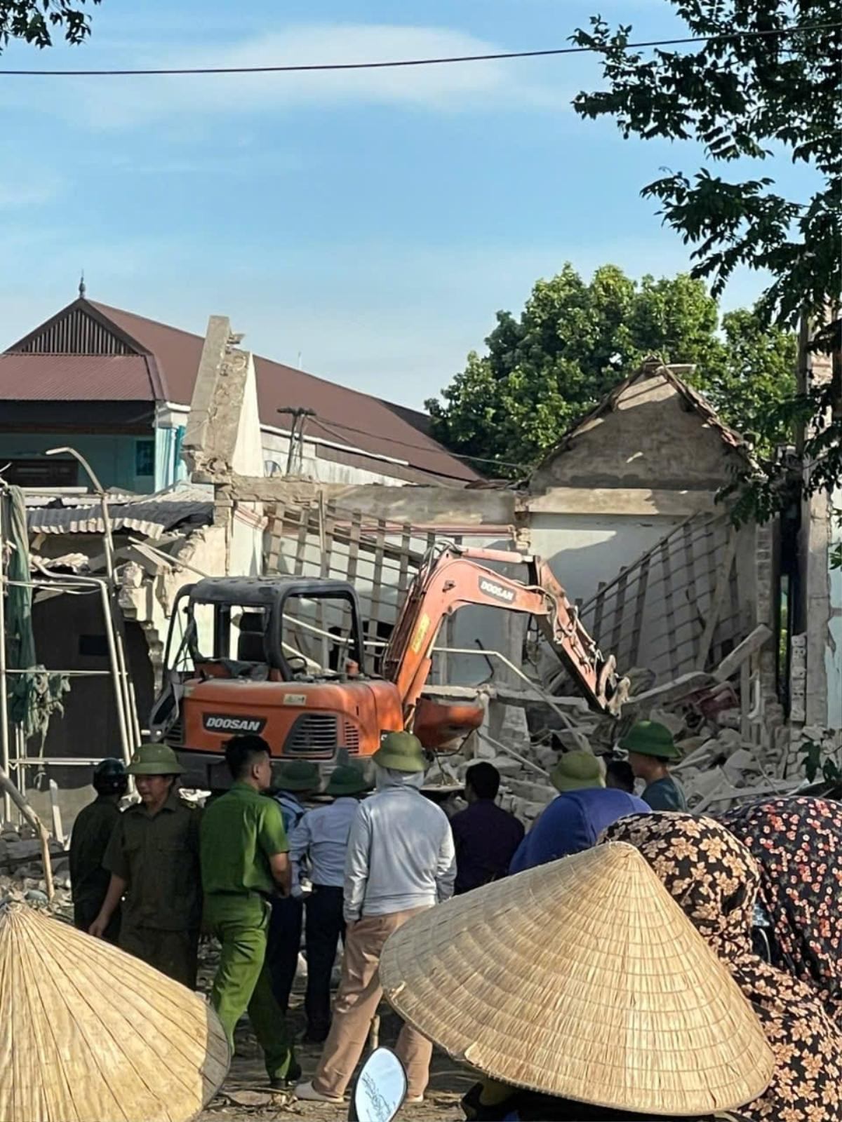 Nổ lớn trong ngôi nhà ở Nghệ An: 2 vợ chồng nạn nhân chưa kịp an táng thì tiếp tục nổ lớn Ảnh 3