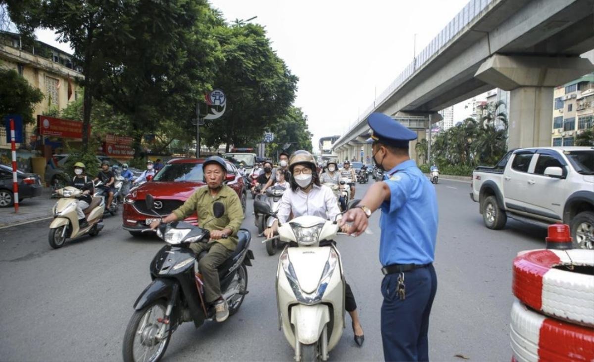 Phạt tiền xe máy chở 2 người từ năm 2025 Ảnh 1