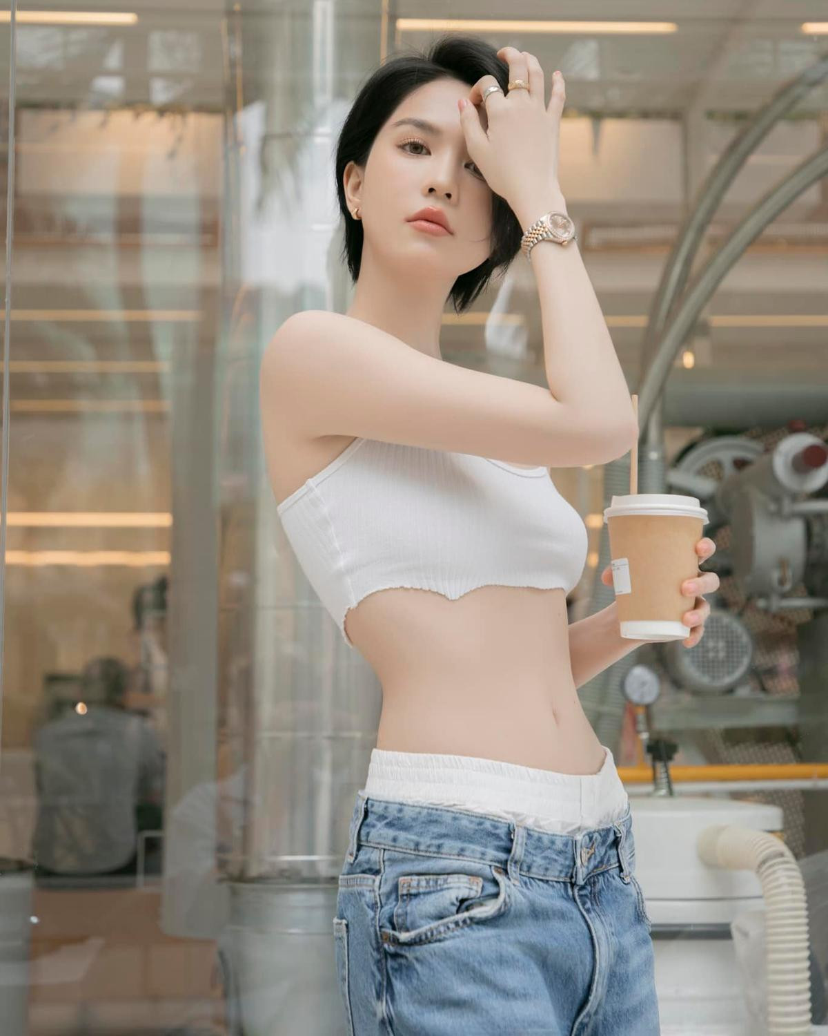 'Mốt' mượn áo croptop khoe vòng eo 56 cm của Ngọc Trinh Ảnh 1