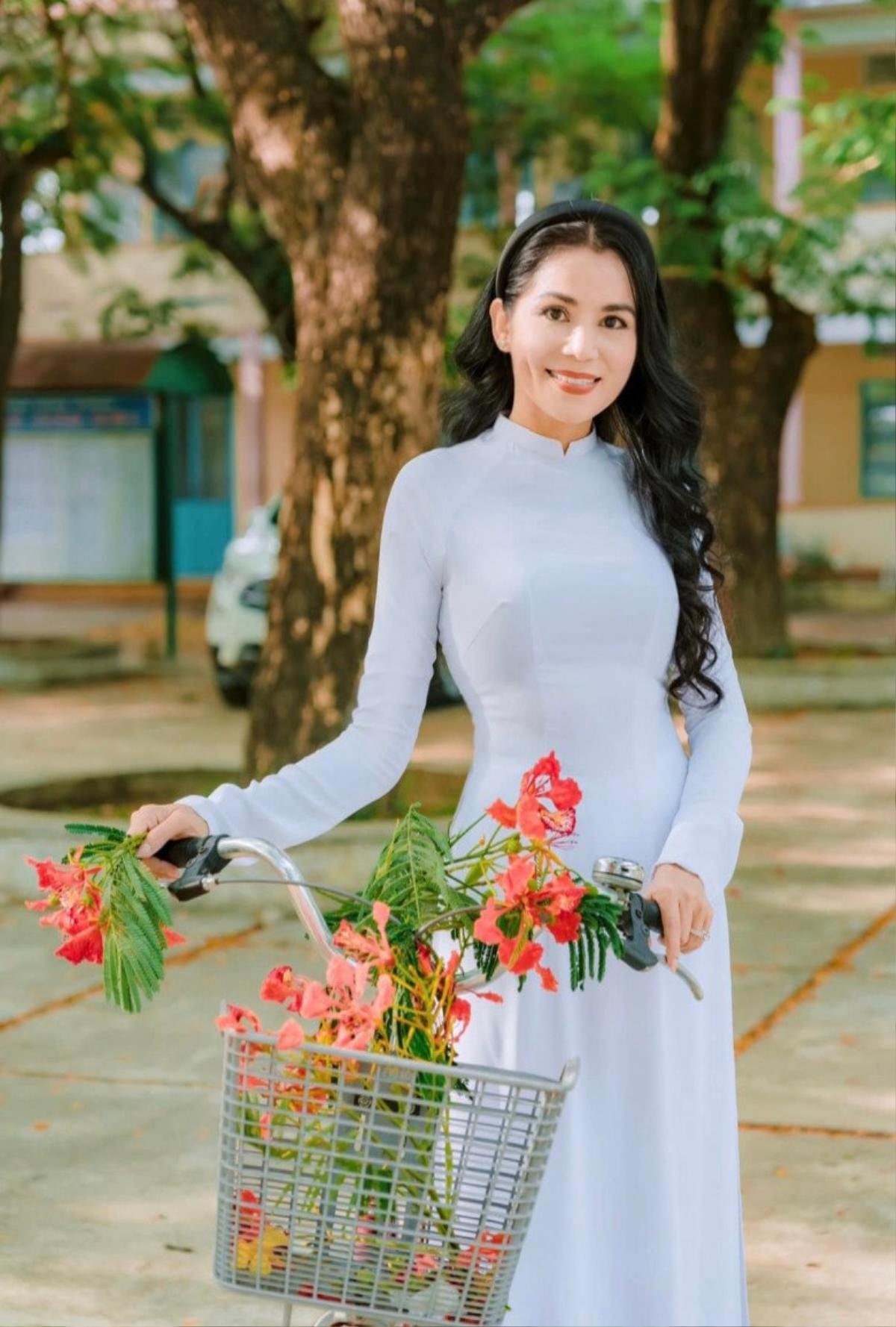 Nhan sắc không tuổi của bà xã Quyền Linh: Đẹp như minh tinh, được chồng ngưỡng mộ Ảnh 6