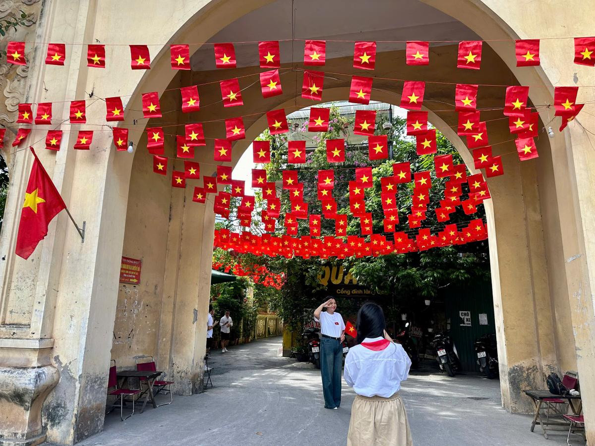 'Phát sốt' với con ngõ rợp cờ đỏ sao vàng thuộc di tích nổi tiếng Hà Nội, dân tình đổ xô đến check-in 2/9 Ảnh 5