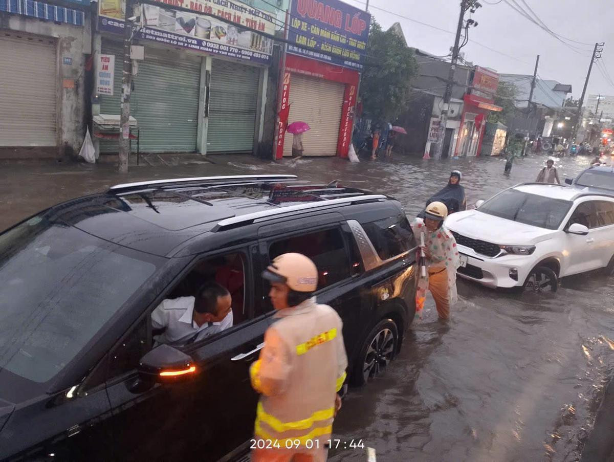 TPHCM: Mưa lớn dịp lễ 2/9, nhiều tuyến đường ngập sâu, xe cộ tắt máy Ảnh 7