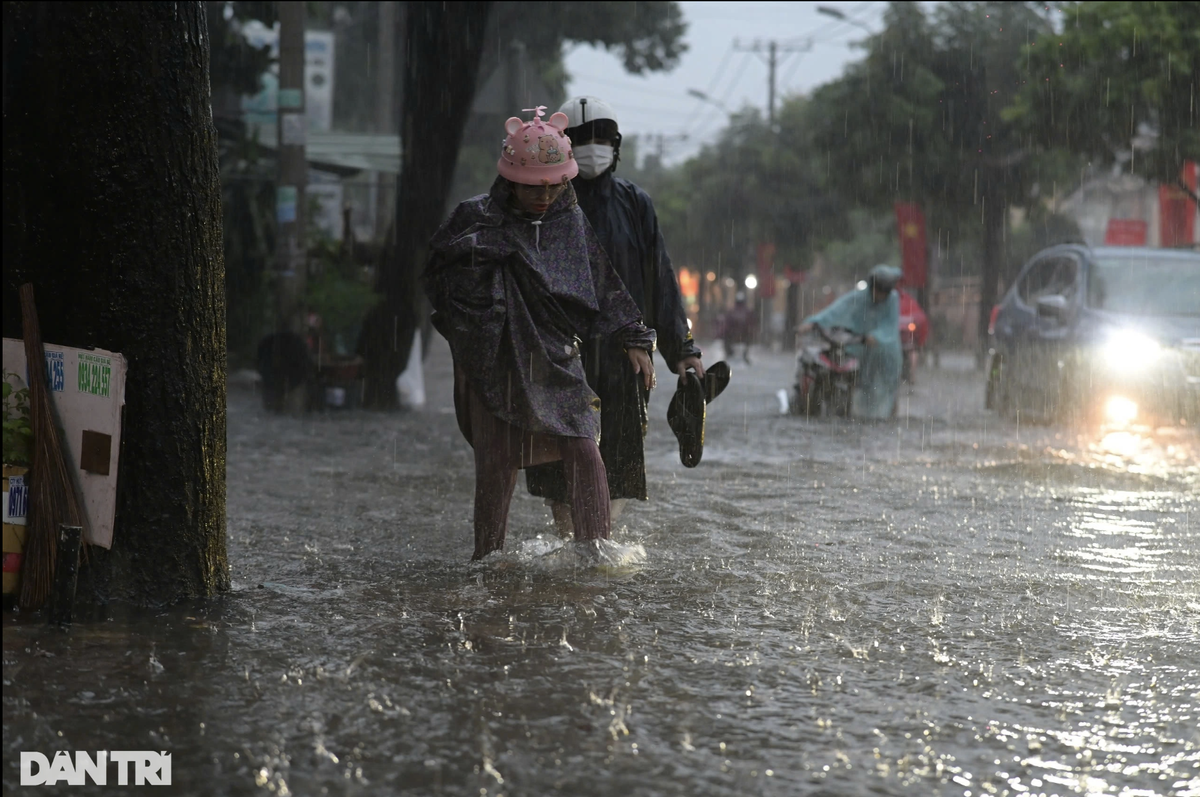 TPHCM: Mưa lớn dịp lễ 2/9, nhiều tuyến đường ngập sâu, xe cộ tắt máy Ảnh 1