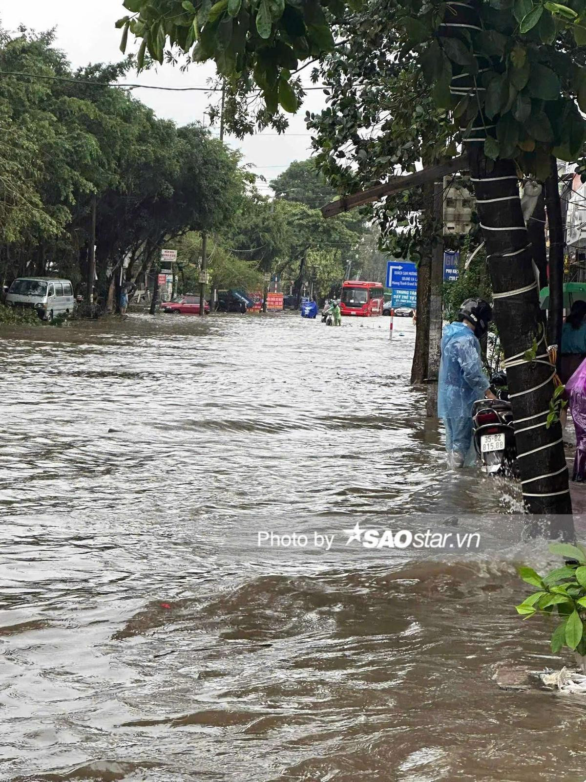 Hà Nội ngập lụt sau cơn mưa lớn kéo dài, người dân xoay xở ứng phó Ảnh 10