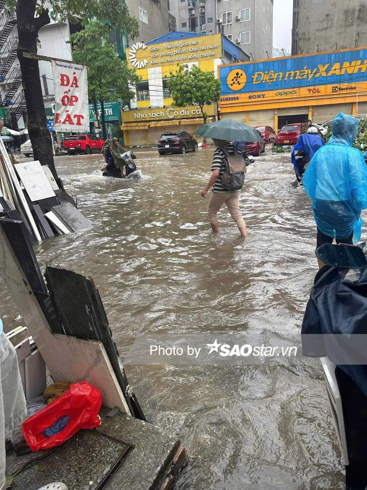 Hà Nội ngập lụt sau cơn mưa lớn kéo dài, người dân xoay xở ứng phó Ảnh 12