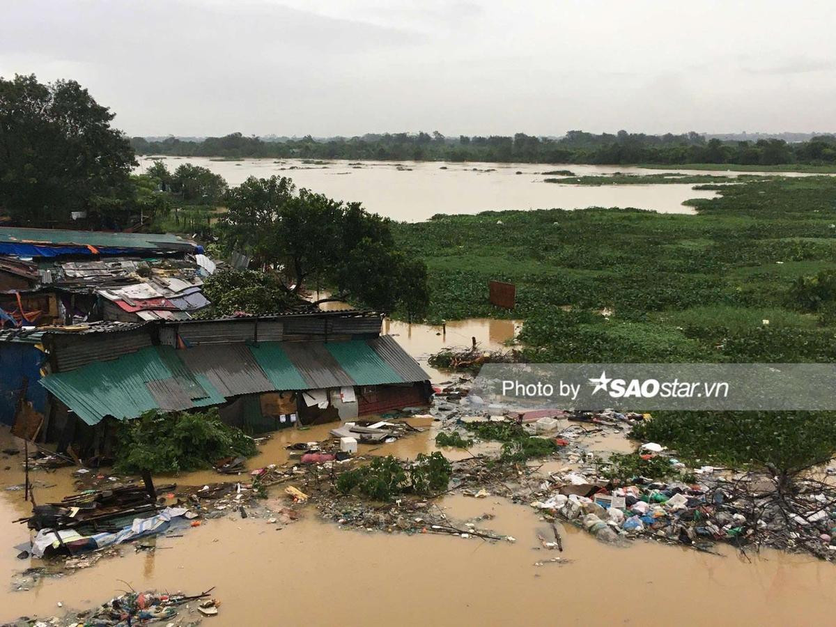 Hà Nội ngập lụt sau cơn mưa lớn kéo dài, người dân xoay xở ứng phó Ảnh 3