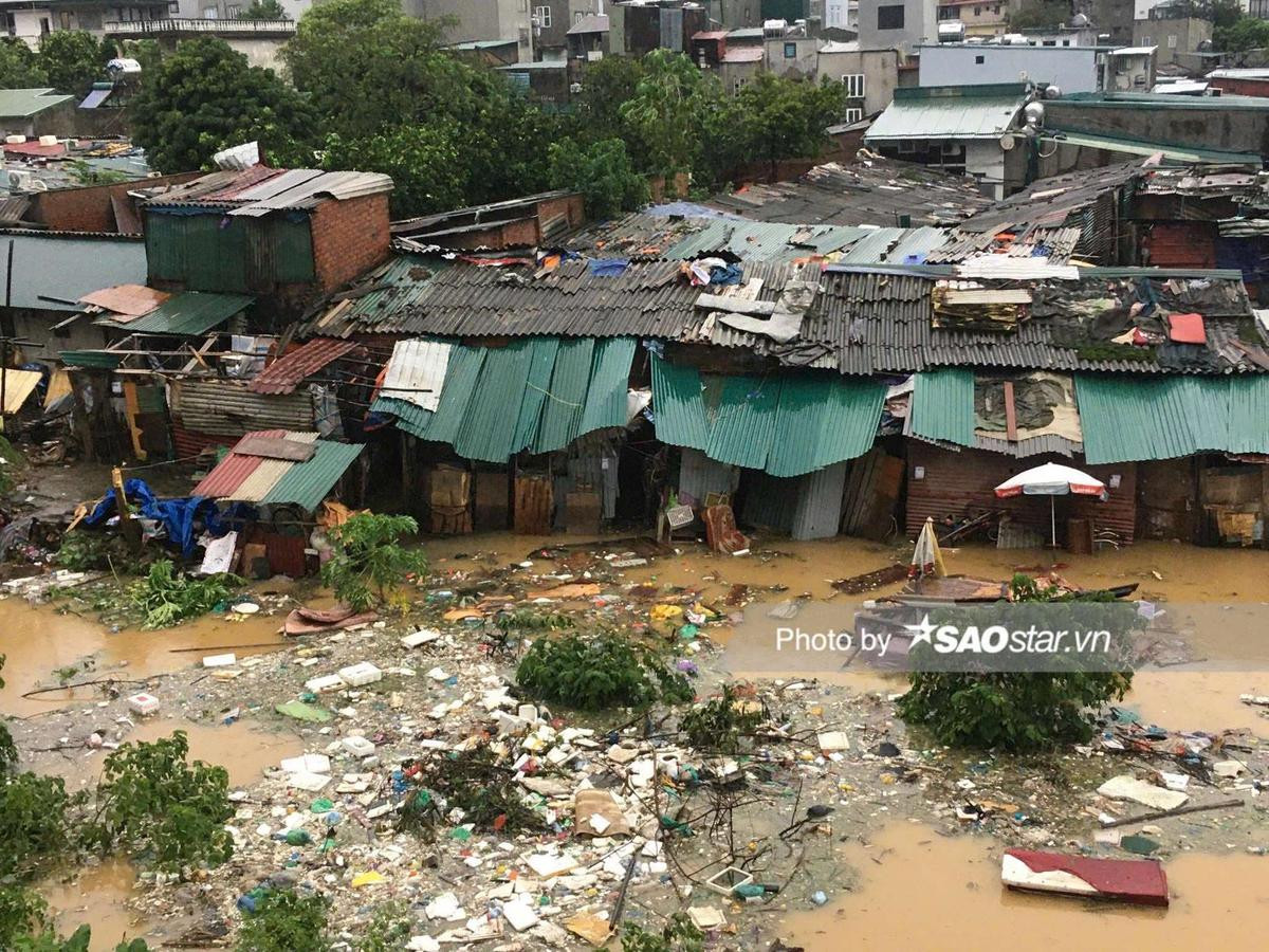 Hà Nội ngập lụt sau cơn mưa lớn kéo dài, người dân xoay xở ứng phó Ảnh 1