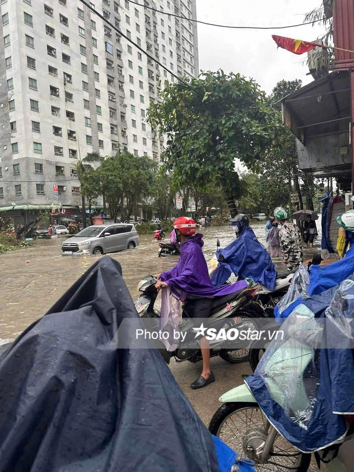 Hà Nội ngập lụt sau cơn mưa lớn kéo dài, người dân xoay xở ứng phó Ảnh 11