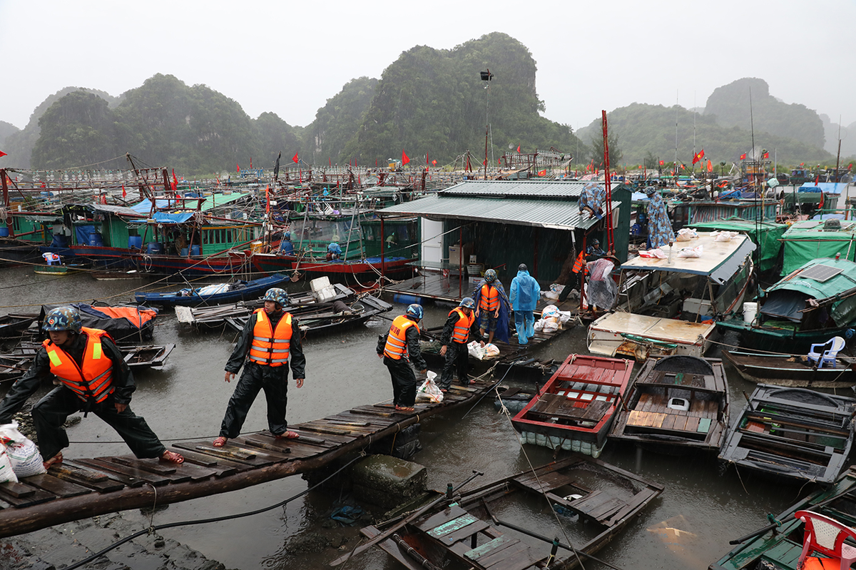 Thót tim cảnh giải cứu chiến sĩ bị cuốn trôi theo dòng nước lũ Ảnh 3