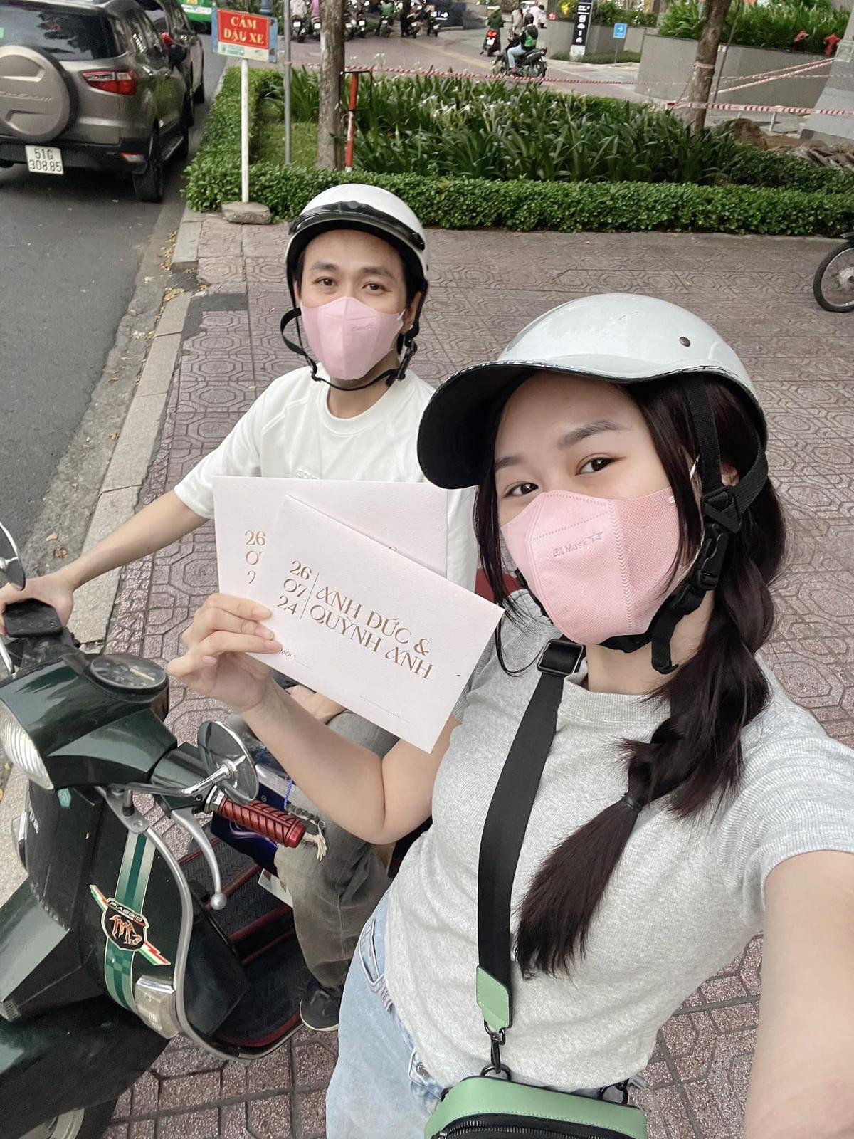 Có thể là hình ảnh về 2 người, xe segway, xe scooter và văn bản