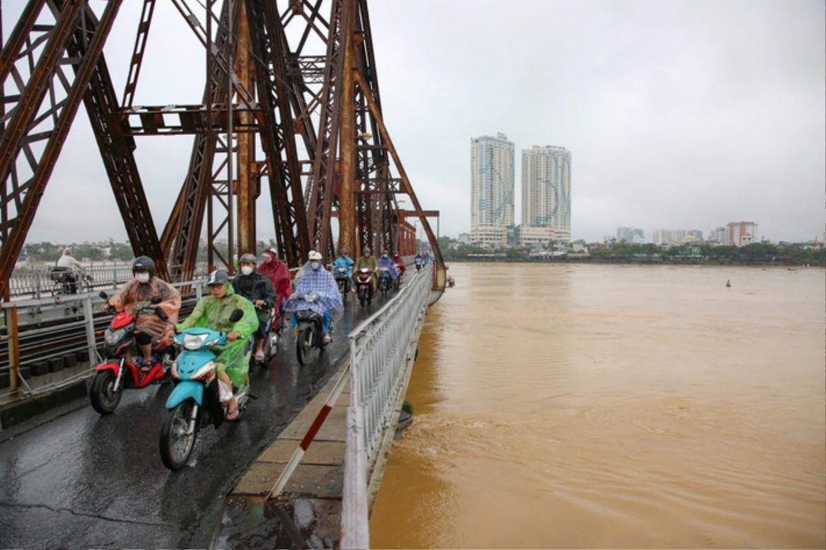 Lũ trên sông Hồng ở Hà Nội vượt báo động 2, trưa nay đạt đỉnh Ảnh 1