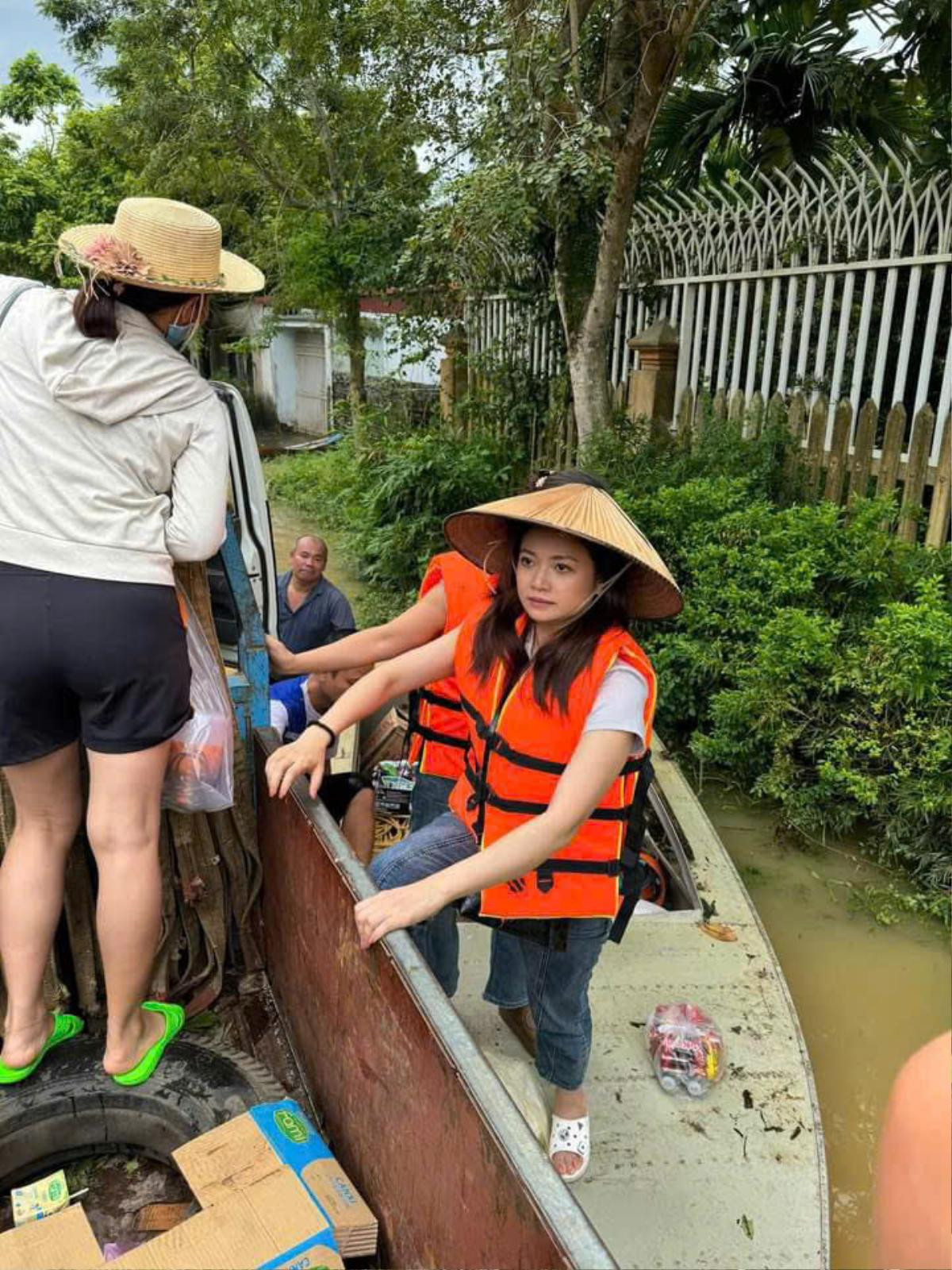 Nhiều sao Việt đi cứu trợ người dân vùng lũ lụt Ảnh 2