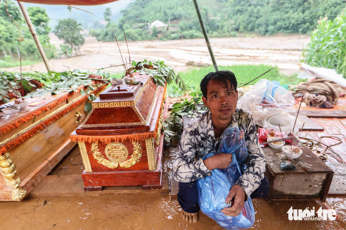 Quặn lòng người đàn ông mất cả mẹ, vợ và 3 con trong trận lũ quét ở Lào Cai Ảnh 2