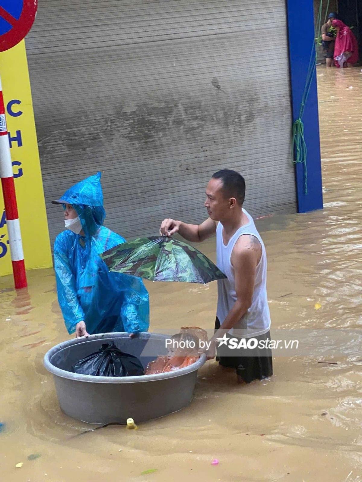 Hà Nội: Người dân ở rốn lũ Hoàn Kiếm 'chạy vội' khi nước sông Hồng dâng cao Ảnh 2