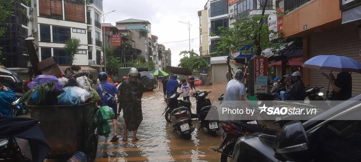 Hà Nội: Người dân ở rốn lũ Hoàn Kiếm 'chạy vội' khi nước sông Hồng dâng cao Ảnh 6