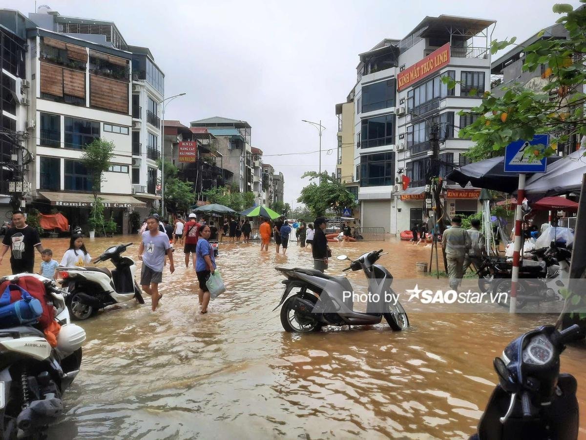 Hà Nội: Người dân ở rốn lũ Hoàn Kiếm 'chạy vội' khi nước sông Hồng dâng cao Ảnh 8