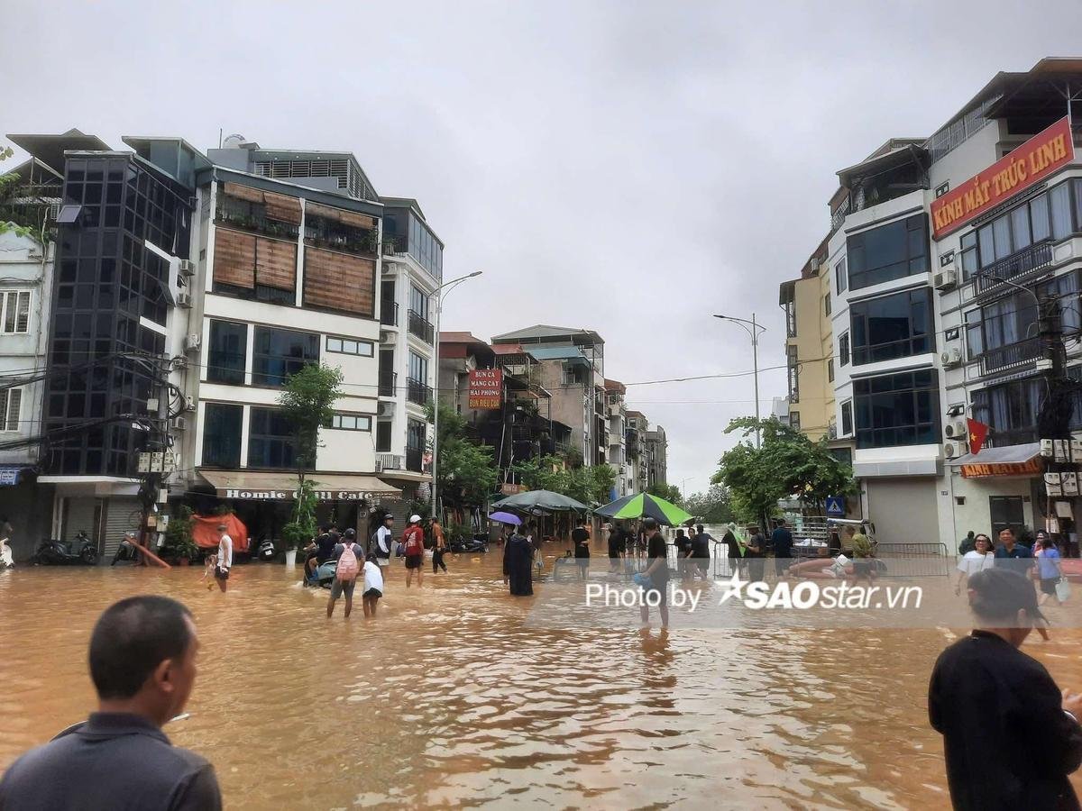 Hà Nội: Người dân ở rốn lũ Hoàn Kiếm 'chạy vội' khi nước sông Hồng dâng cao Ảnh 7