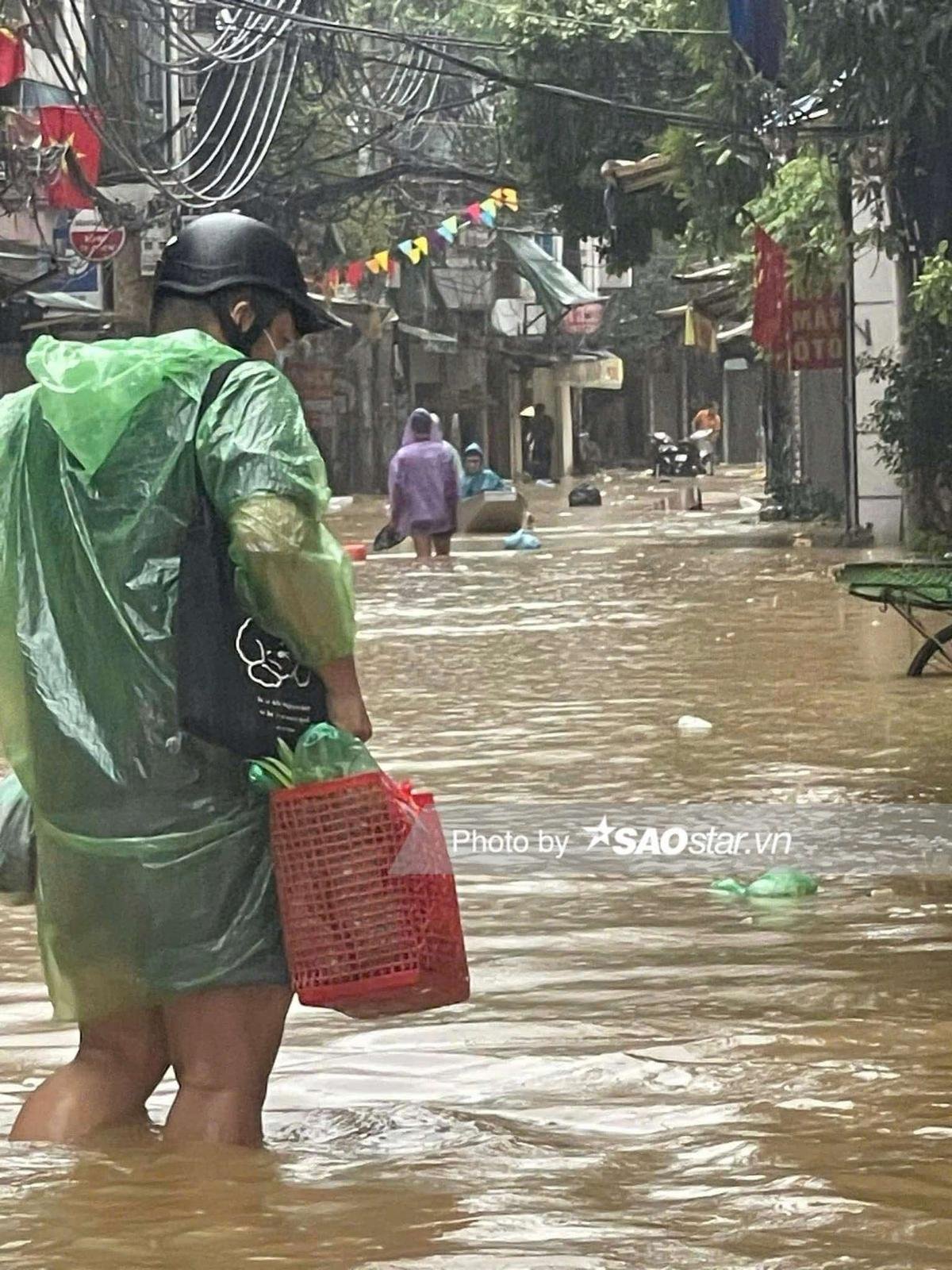 Hà Nội: Người dân ở rốn lũ Hoàn Kiếm 'chạy vội' khi nước sông Hồng dâng cao Ảnh 3