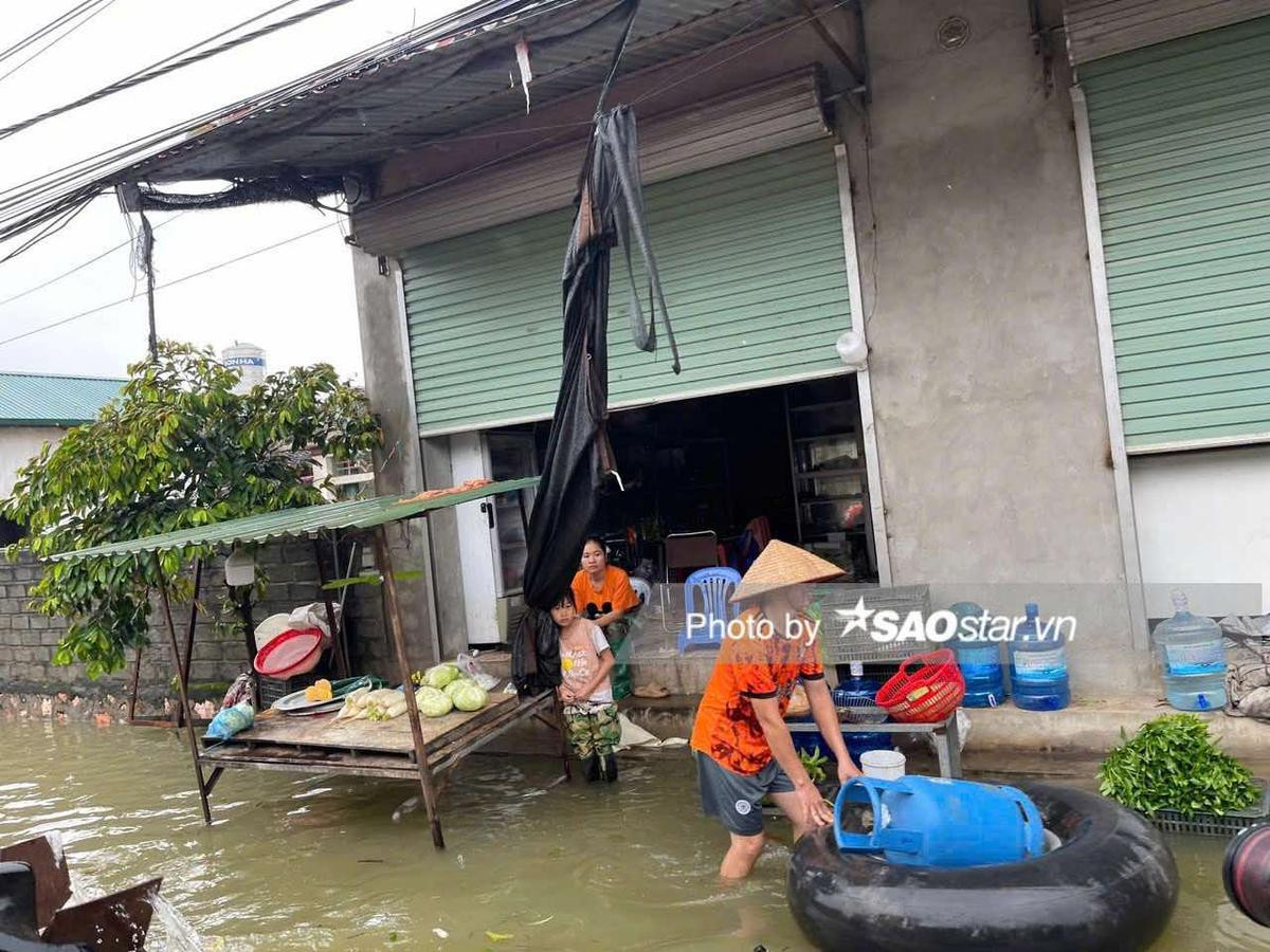 Người dân Chương Mỹ vội vã chạy khỏi lũ sâu ngang ngực bằng thuyền, xe máy kéo Ảnh 13