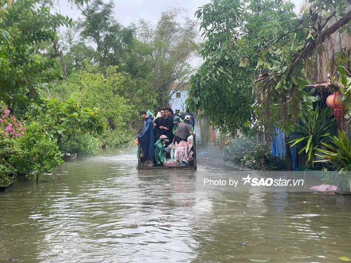 Người dân Chương Mỹ vội vã chạy khỏi lũ sâu ngang ngực bằng thuyền, xe máy kéo Ảnh 10