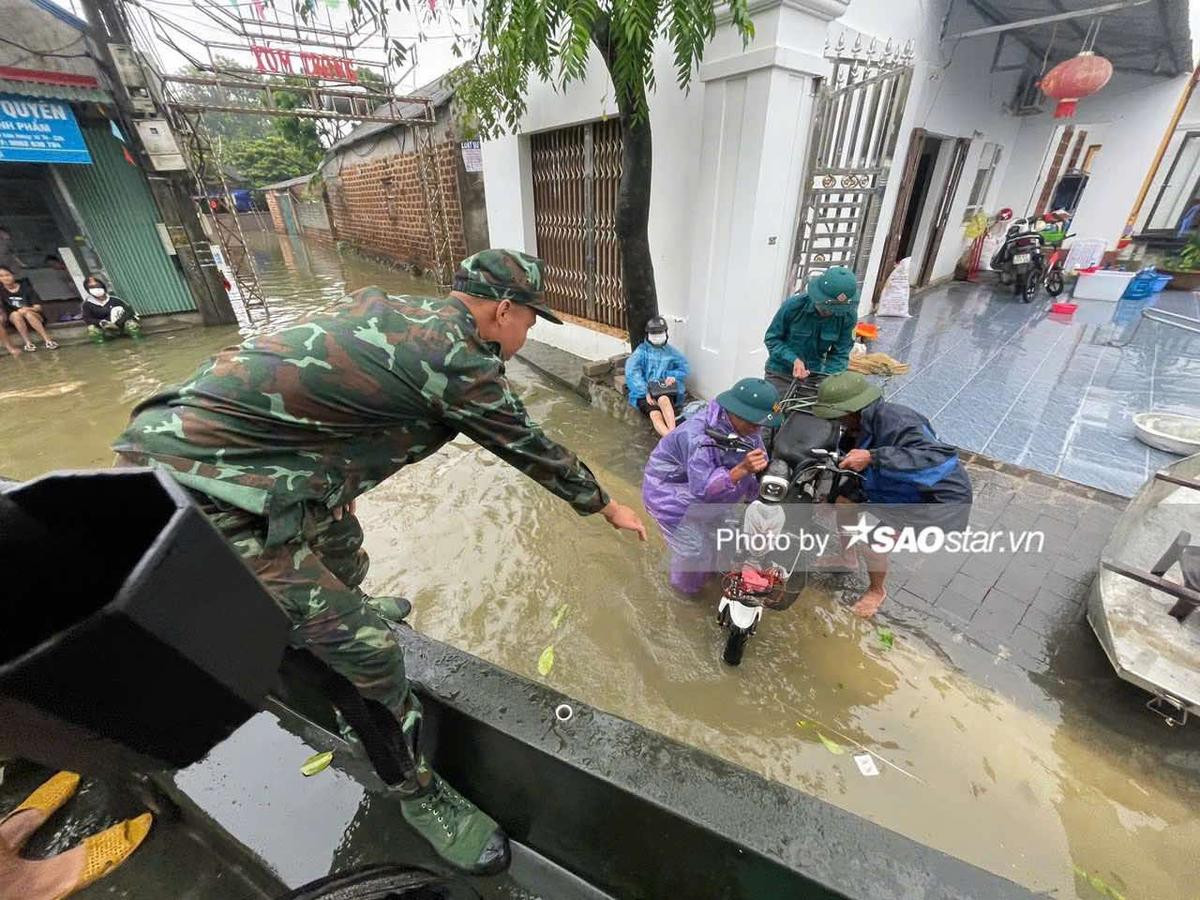 Người dân Chương Mỹ vội vã chạy khỏi lũ sâu ngang ngực bằng thuyền, xe máy kéo Ảnh 8