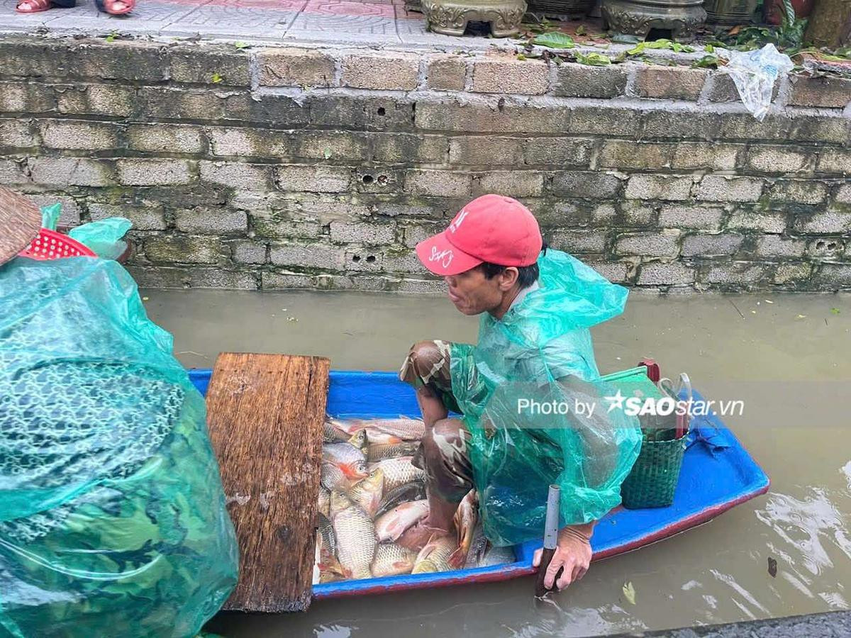 Người dân Chương Mỹ vội vã chạy khỏi lũ sâu ngang ngực bằng thuyền, xe máy kéo Ảnh 12