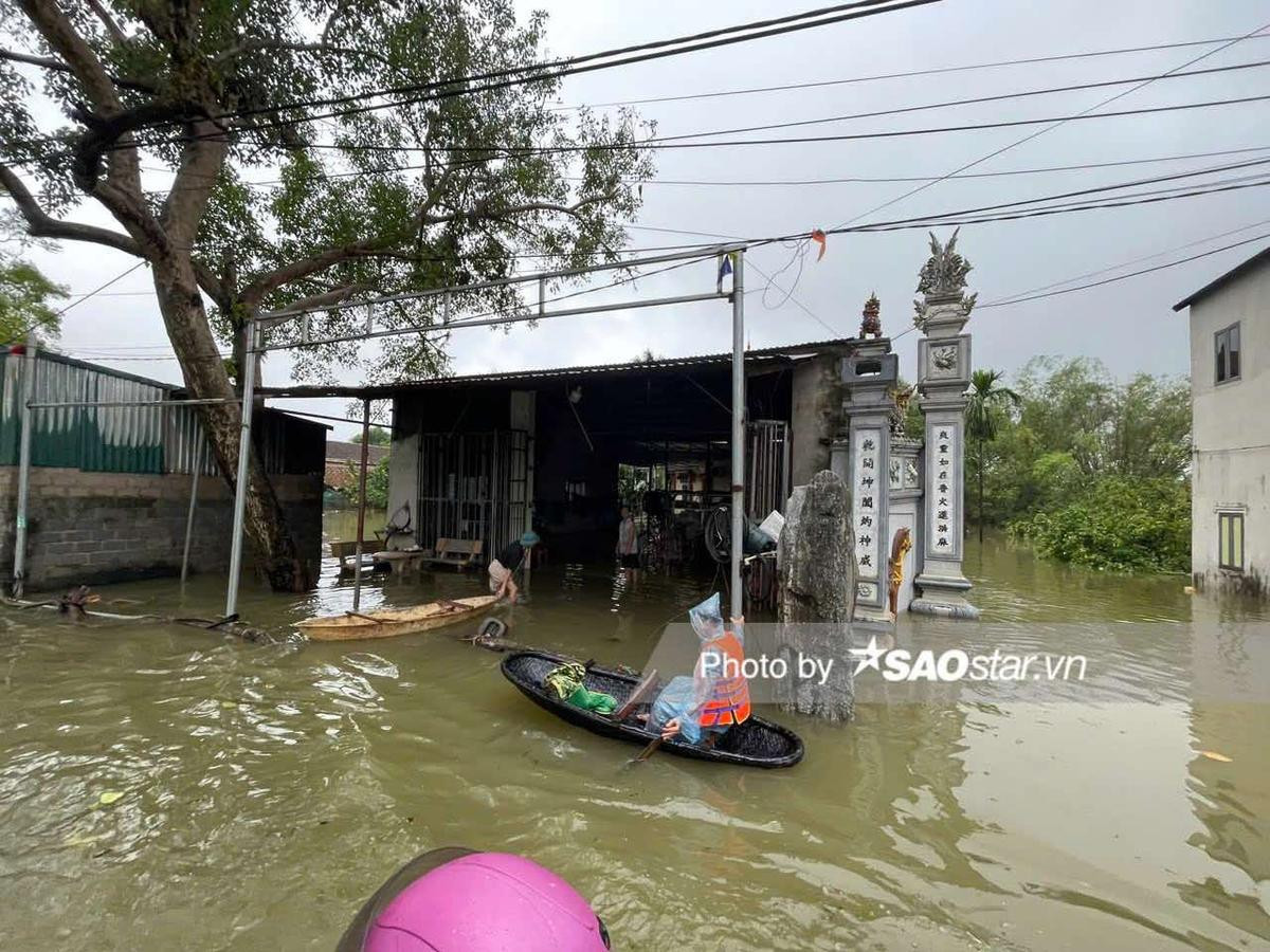 Người dân Chương Mỹ vội vã chạy khỏi lũ sâu ngang ngực bằng thuyền, xe máy kéo Ảnh 9